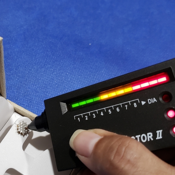 Beautiful 14k YG / 1 ctw Lab Grown Flower Earrings - Picture 6 of 6